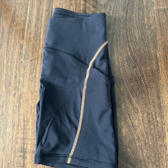Fast and Free High-Rise Short 6"
Pockets LuLulemon x Barrys - Picture 4 of 7